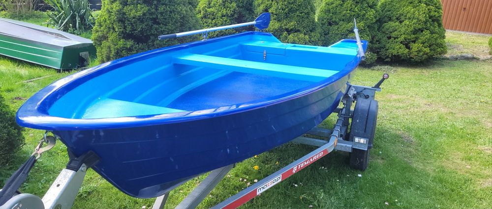 Nowa  bardzo  stabilna  łódź  łódka  wiosłowa  wędkarska