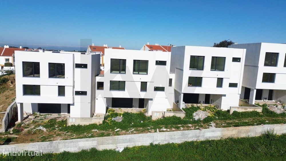 Moradia T4 nova em Mafra — vista de campo, design moderno e localizaçã