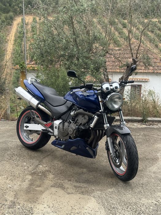 Honda CB600F Hornet, do ano 2000  25kw de livrete, possível conduzir com carta A2  Mota em estado irrepreensível para a sua idade. Estetica impecavel
