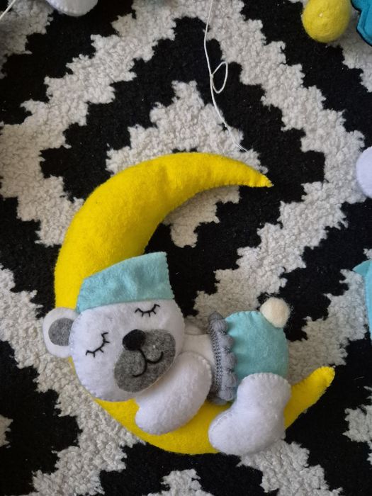 Гарний мобіль у дитяче ліжечко.