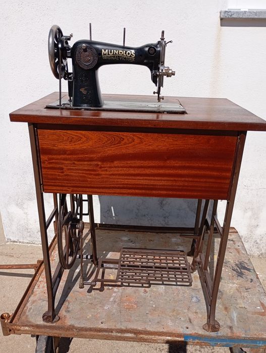 Máquina costura marca Mundlos muito antiga