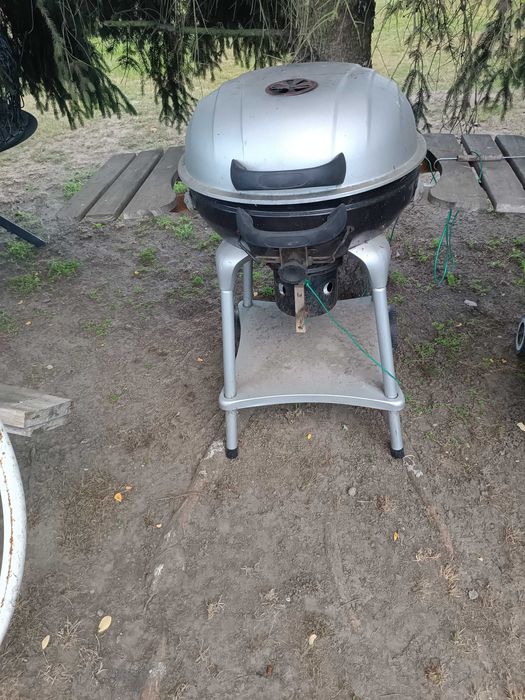 Duży grill na kółkach