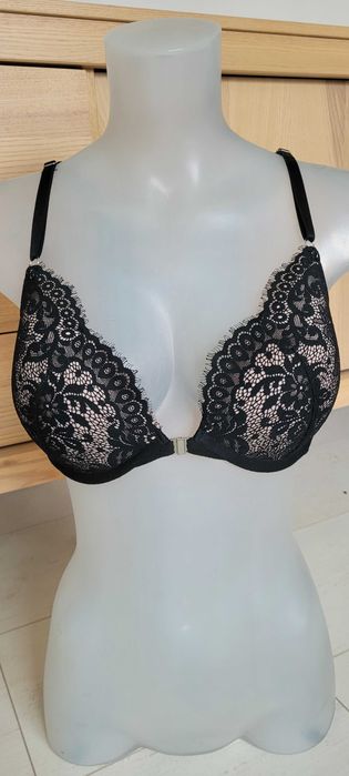 Czarny biustonosz push-up zapinany z przodu Hunkemöller,roz 75C