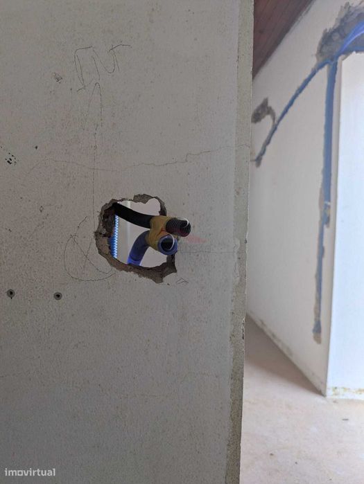 **Moradia T1 em remodelação total com terraço - Labrugeira, Concelh...