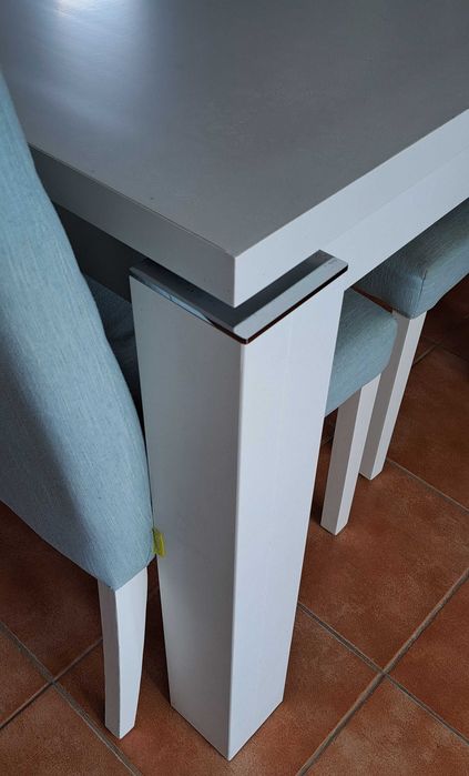 Vendo mesa e 4 cadeiras