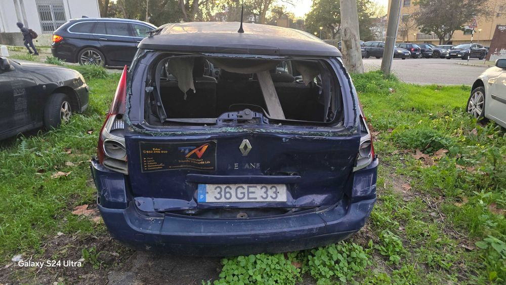 Renault megane batido com motor a funcionar