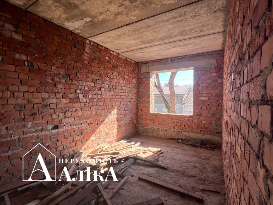 Продам велику 2-кімнатну квартиру в новобудові в центральній частині