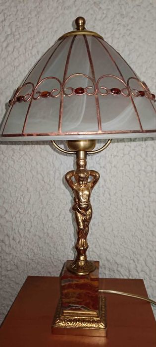 Lampka na podstawie z figurką chłopca