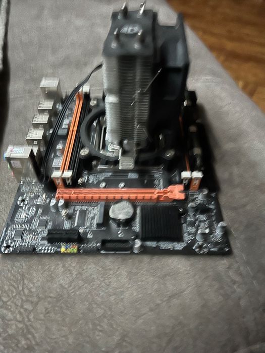 Материнська плата на Xeon (не знаю який) кулер та ddr3 1/16gb