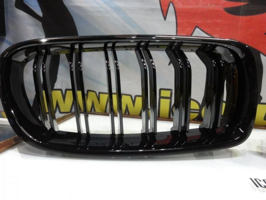 Grelha frontal em plástico ABS para BMW F30 / F31 11-18 M4 look / dupla lâmina em preto piano brilhante