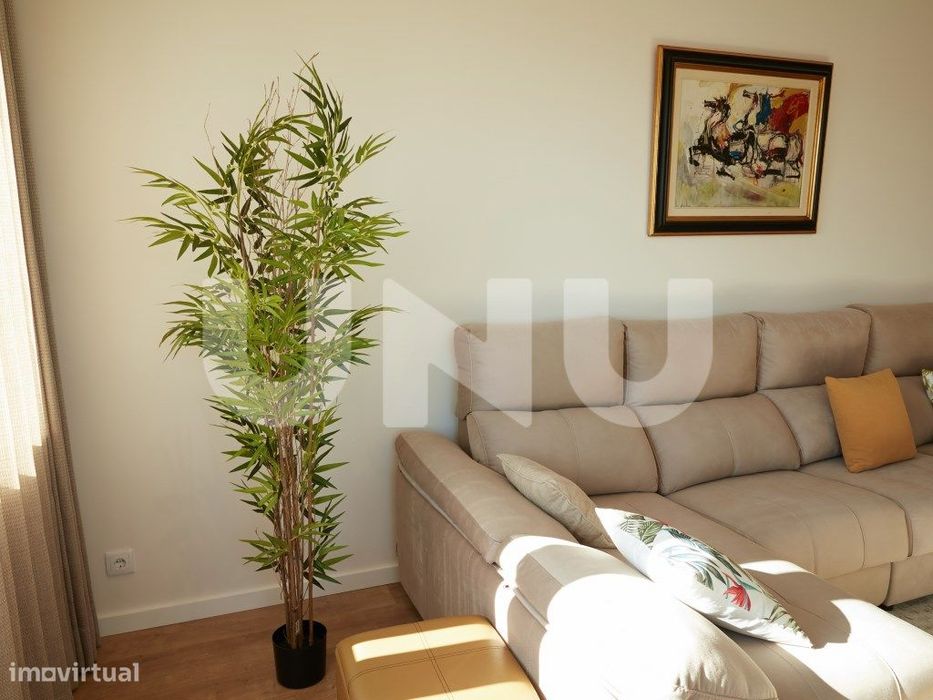 Apartamento T2, remodelado, em condomínio com piscina.