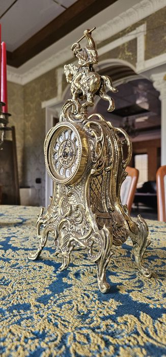 Бронзовые часы с большими канделябрами, подсвечниками