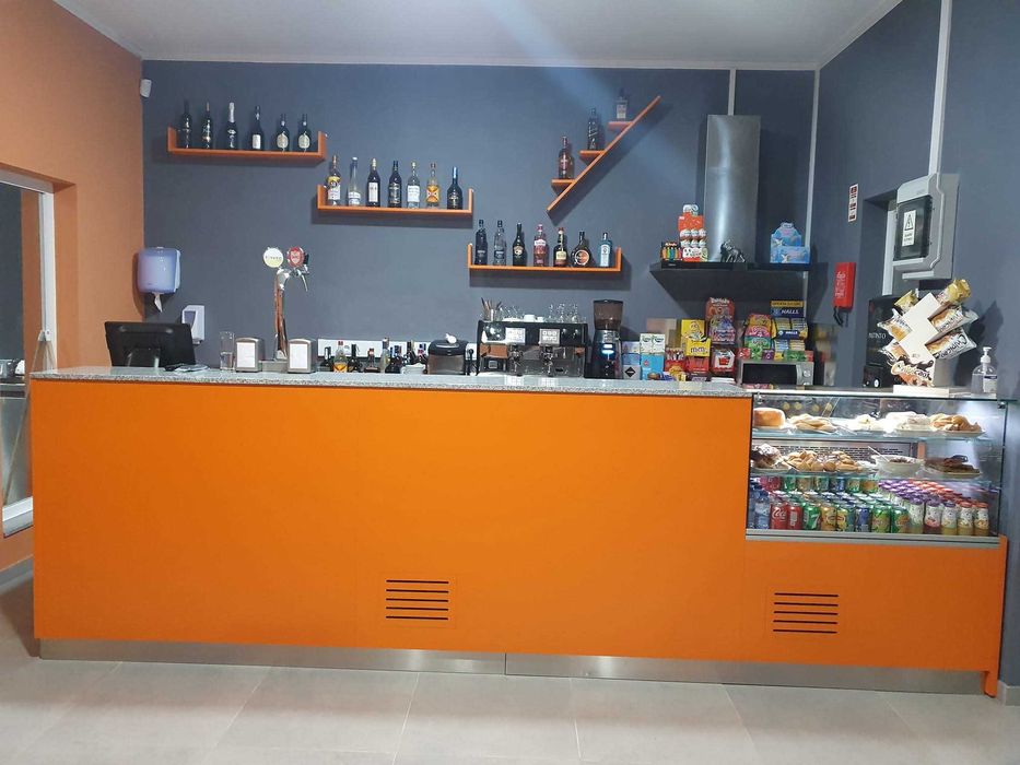 Balcão de café semi novo com vitrini