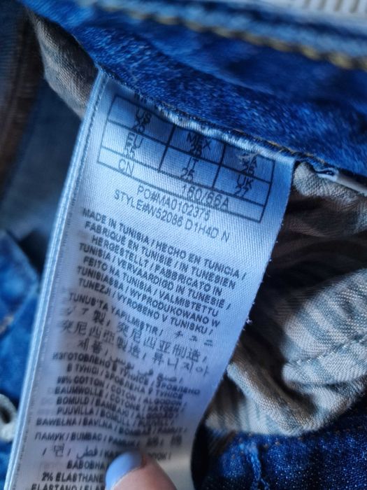 Jeansy z przetarciami Guess