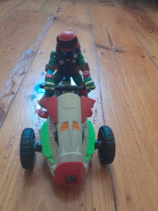 Tartarugas ninjas com mota voadora e vilão