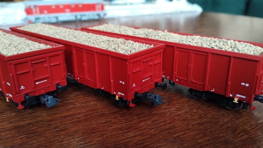 3 szt. Wagony czteroosiowe ROCO, towarowe z ładunkiem, H0