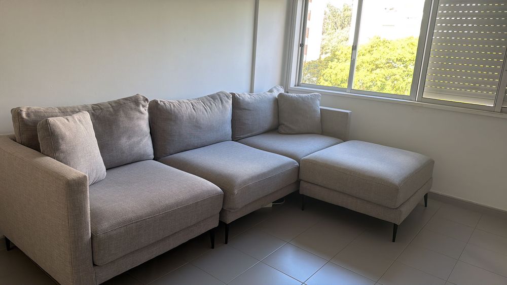 Sofá em L cinzento