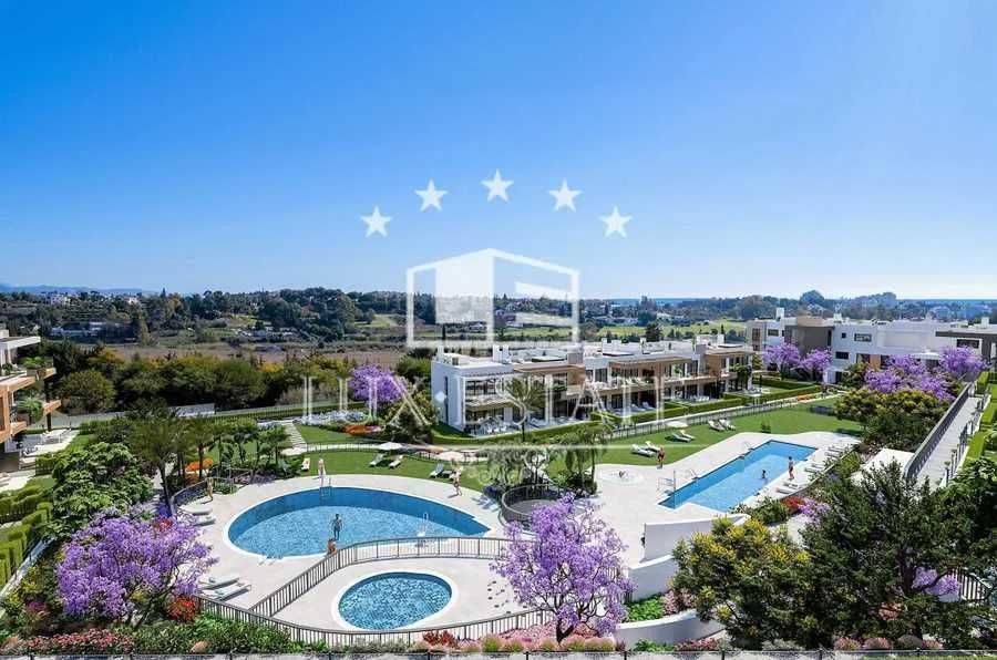 Престижный жилом комплекс в Марбелья с видами на горы и море