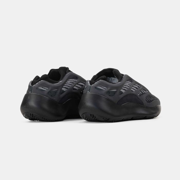 Чоловічі кросівки Adidas Yeezy Boost 700 v3 "Black Alvah" 40-45
