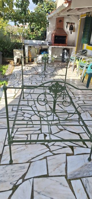Cama antiga em ferro (bem conservada)