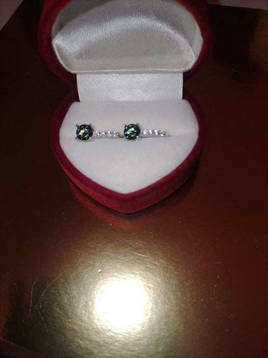 Срібні сережки в подарунковій коробці.