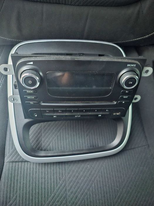 Orginalne radio Renault trafic 3 17r vivaro 2 stan badb z ramka
