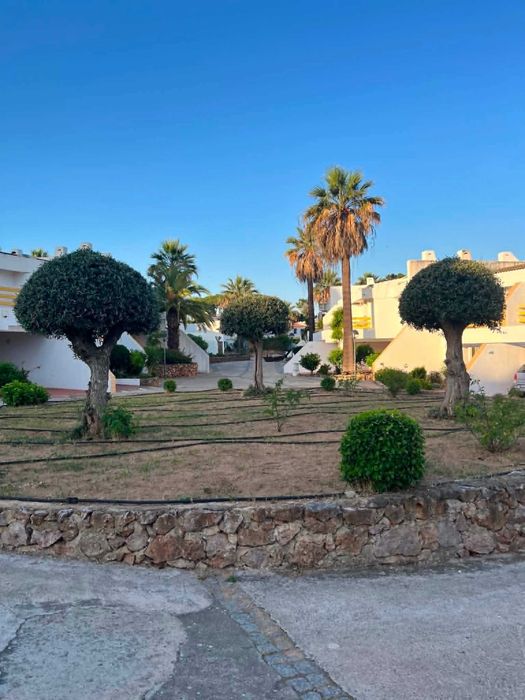 Moradia V2+1 em Vilamoura com Piscina e Estacionamento Privado