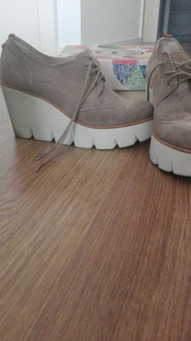 Sapatos de cunha senhora em camurça taupe. Marca calçado Guimarães.