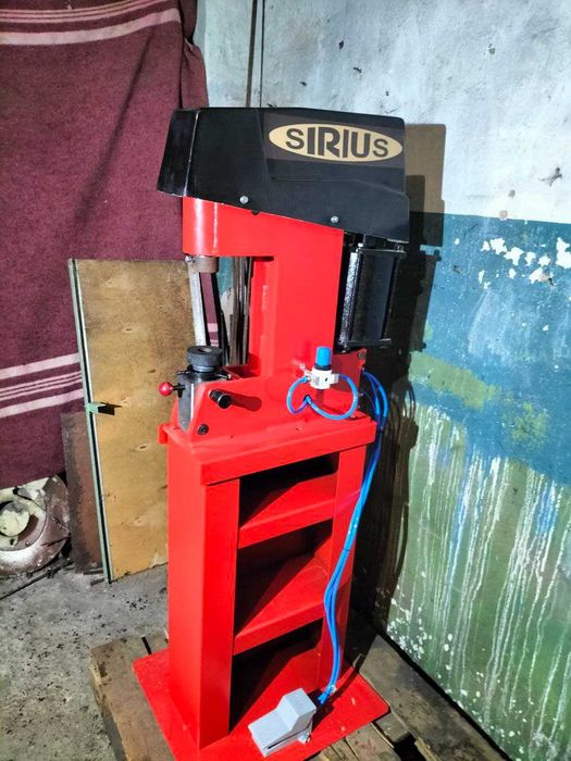 Заклепочник пневматичний для клепки гальмівних накладок + компрессор