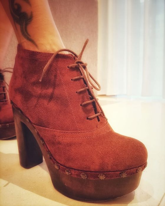 Botins castanhos camurça Gloria Ortiz