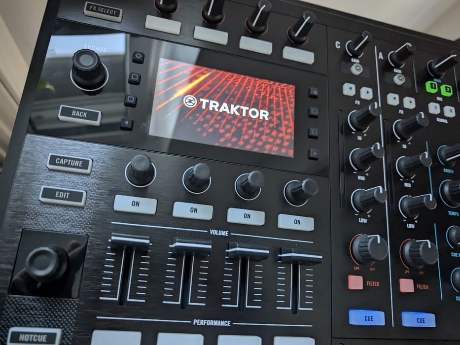 Traktor Kontrol Kontroler S8