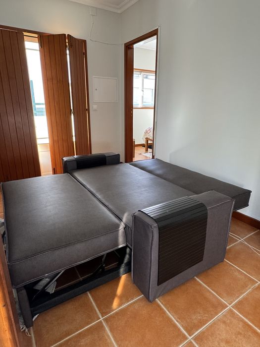 Sofá-cama 3 lugares MIRO castanho escuro + 2 tabuleiros para braço de sofá IKEA