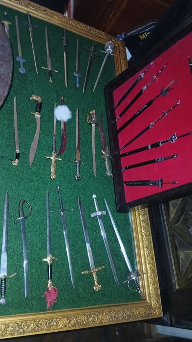 Colecao30  Espada minitura por 250  €