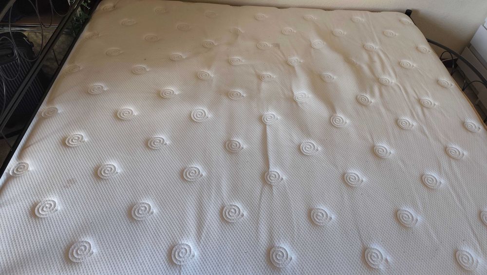 Cama com colchão de molas ensacadas