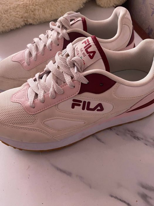 Продам стильные женские кроссовки FILA