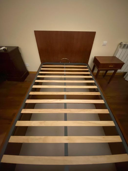 Sommier/Cama de corpo e meio + mesa de cabeceira - madeira