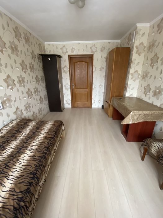 ЗДАМ ВЛАСНУ КІМНАТУ на 3 місяці з пролонгацією