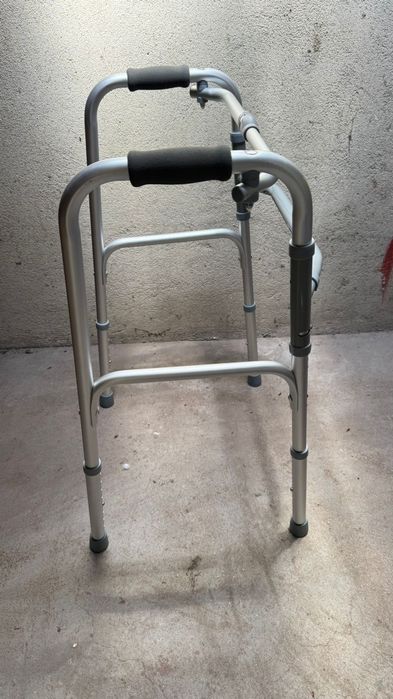 Cadeira de rodas, cadeira para banho nova , andador novo