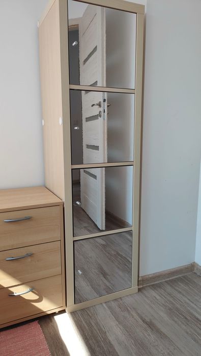 Jasny regał z lustrzanymi drzwiami