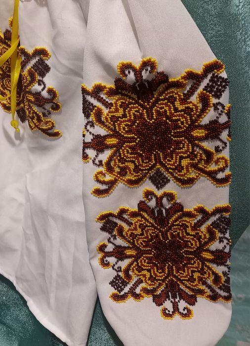 Вишиванка ручної роботи на дівчинку