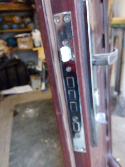 Продам дверь входную (фабричный Китай) 860*2050 левая!!!Б.У