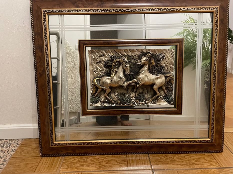 Quadro com espelho e figuras em relevo
