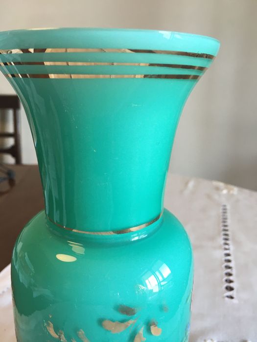 Jarra de vidro verde pintada