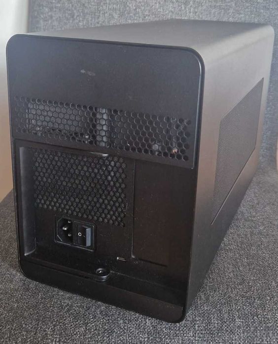 Razer Core eGPU Thunderbolt4, niesprawne (zasilacz działa).