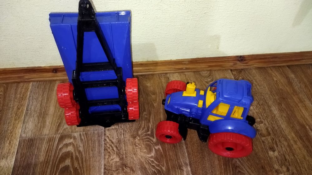 Трактор з прицепом