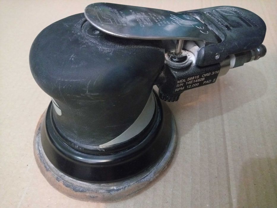 Lombardowski. Pneumatyczna szlifierka oscylacyjna Dynabrade MDL 56815