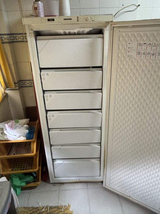 Arca congeladora vertical Hoover