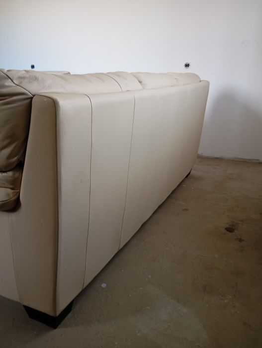 Sofá 3 lugares em couro creme escuro