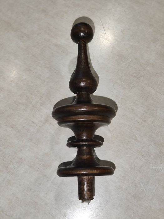 Sterczynka, tralka ,laufr do skrzynki zegara.