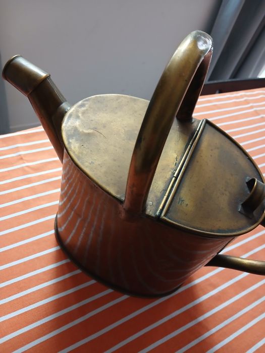 Regador em latão antigo com tampa e asa .